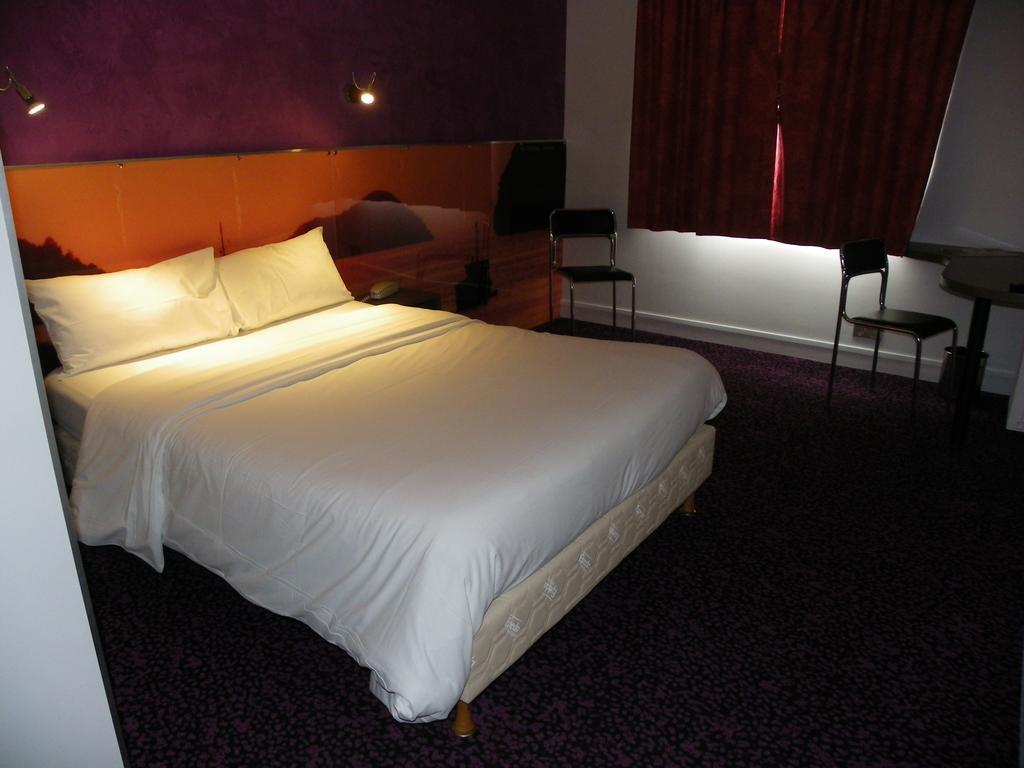 Hotel Logitel Saint-Doulchard Zimmer foto